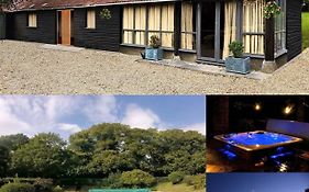The Old Stables - Self Contained Cottage - Hot Tub And Pool